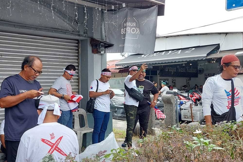 Difahamkan mereka turut menjual baju tersebut pada harga RM20 sehelai kepada orang ramai yang berminat untuk membelinya.