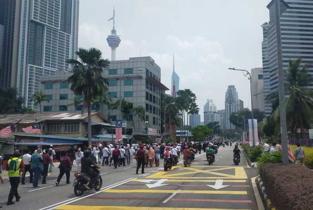 Ahli kumpulan himpunan mula bergerak ke IPD Dang Wangi selepas menunaikan solat Zohor di Masjid Jamek Kampung Baru.