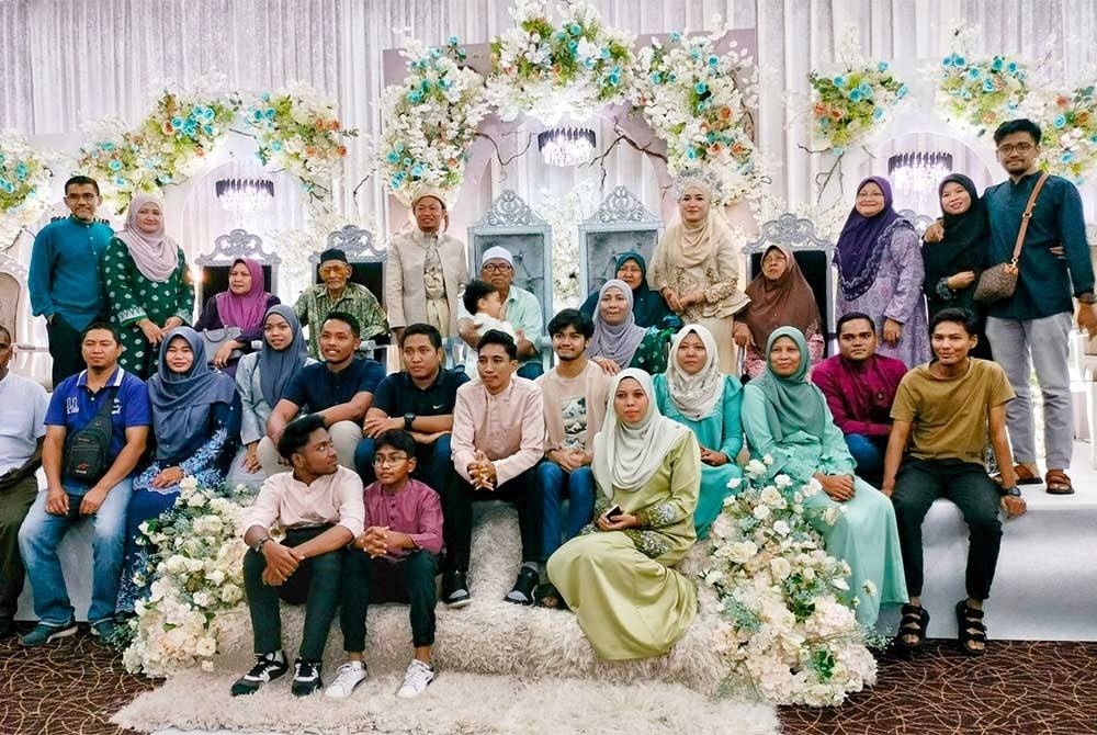 Pasangan pengantin diraikan bersama ahli keluarga masing-masing