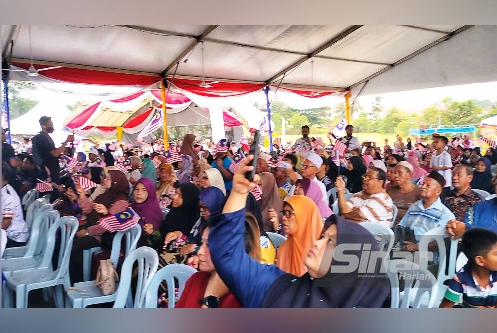 
Antara pengunjung yang membanjiri Dataran Niaga Felda Chemomoi sempena Sambutan Hari Malaysia 2023 Peringkat Negeri Pahang.