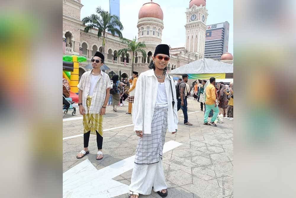 Shahzarin Shahruddin mengenakan pakaian Sarong.