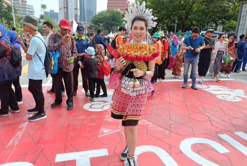 Asmaq Mohd Yunus berpakaian etnik Iban.