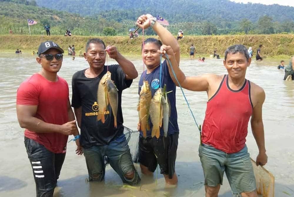 Peserta menunjukkan hasil mengoca masing-masing.