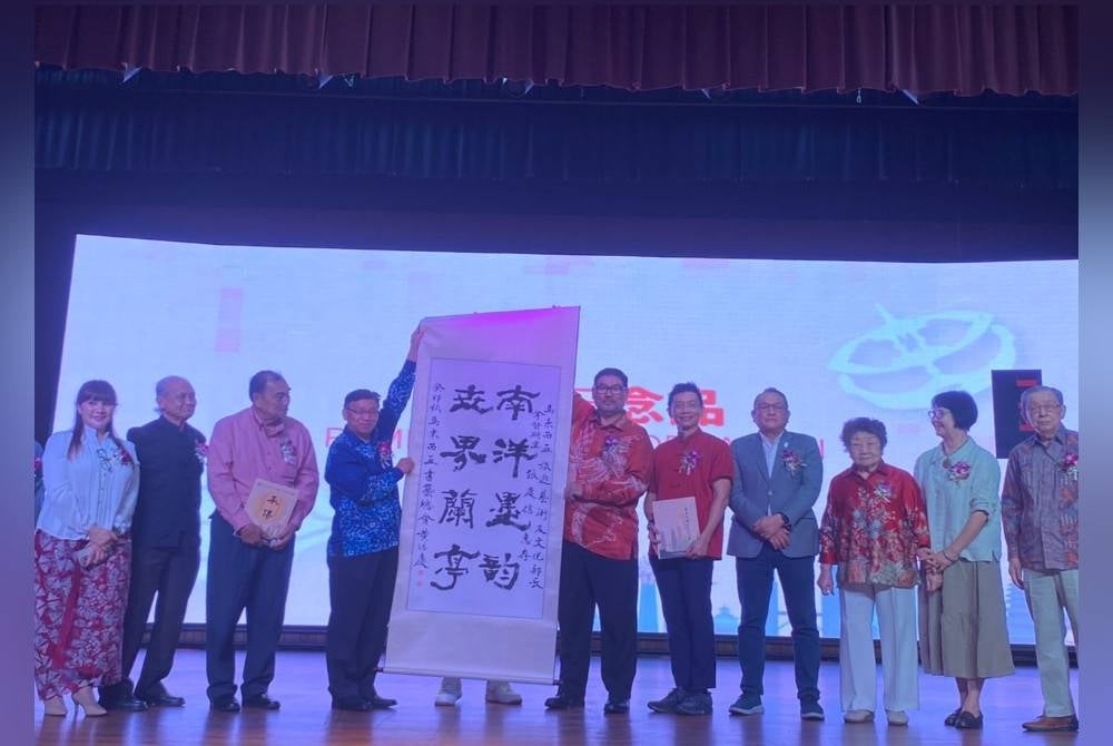 Tan Awang Besar (empat dari kiri) menyempurnakan gimik perasmian Pameran Kaligrafi Asia Tenggara 2023 yang berlangsung di Kuil Thean Hou pada Sabtu.