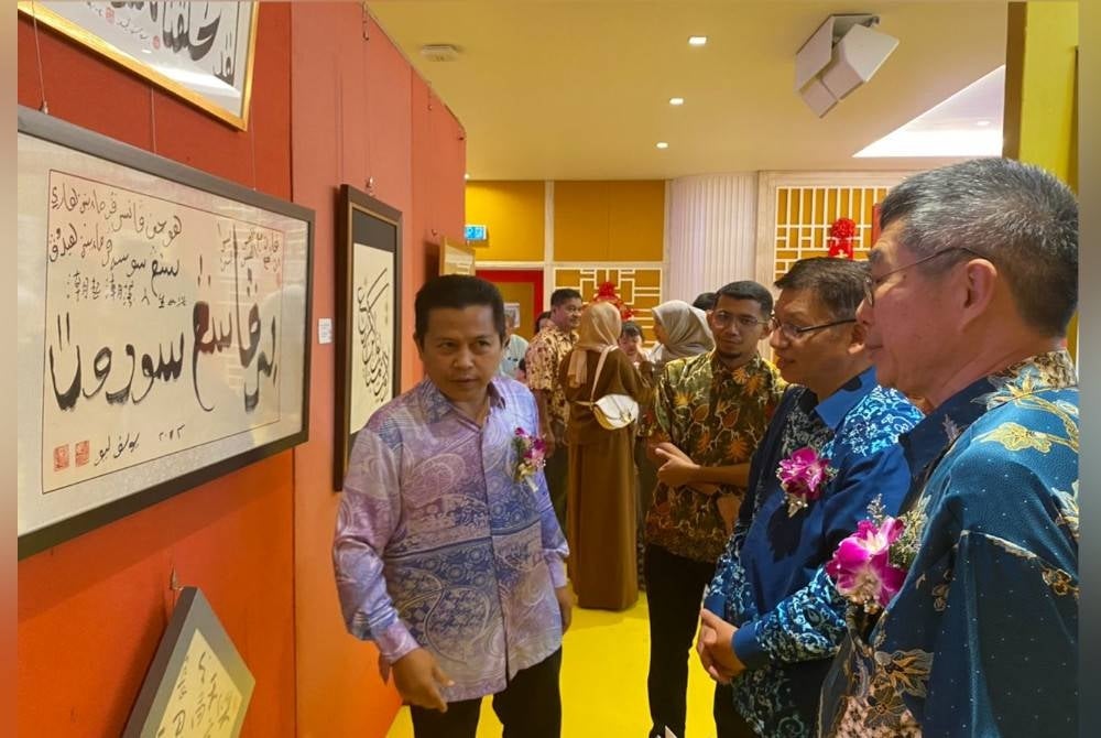 Kaligrafi jawi yang dipamer turut mendapat perhatian pengunjung.