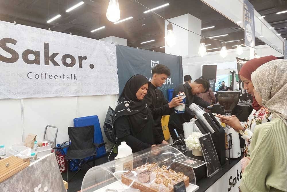 Antara pemilik kafe dan juga pempamer di Pesta Kopi Terengganu 2023 yang menjual pelbagai jenis minuman kopi kepada pelanggan.