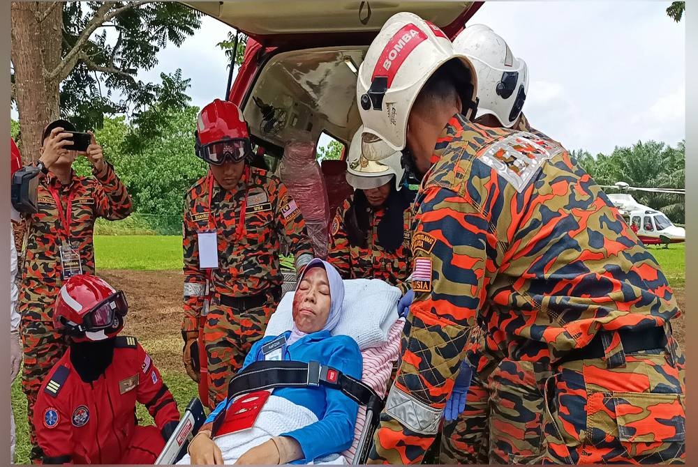 Simulasi latihan memaparkan seorang kakitangan hospital dipindahkan ke Hospital Selayang untuk rawatan lanjut menggunakan Unit Udara JPBM.