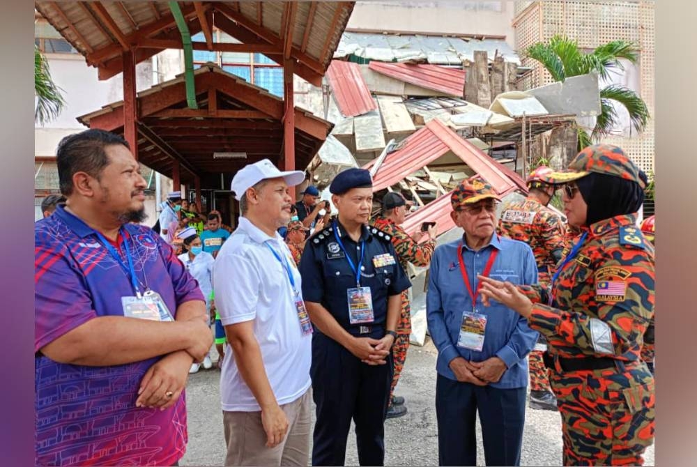 Sayani (kanan) ketika meninjau simulasi Latihan Pengurusan Bencana (DMex) di Hospital Teluk Intan. Turut kelihatan: Dari kiri; Dr Khairul, Saidi, Ahmad Adnan dan Meor Redwan.