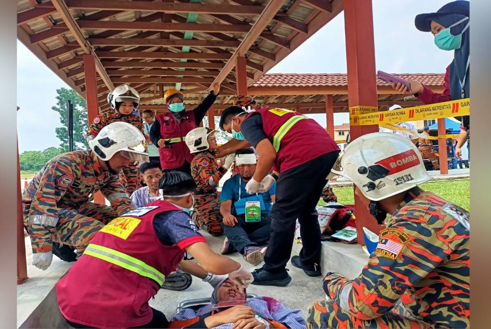 Simulasi latihan menunjukkan mangsa yang cedera diberi rawatan awal di lokasi kejadian.