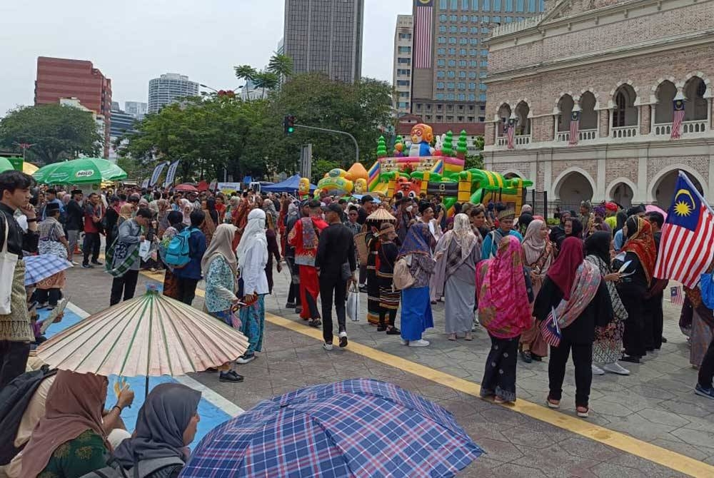 Peserta berhimpun menggayakan pakaian tradisional dalam acara Keretapi Sarong yang diadakan di Dataran Merdeka pada Sabtu.