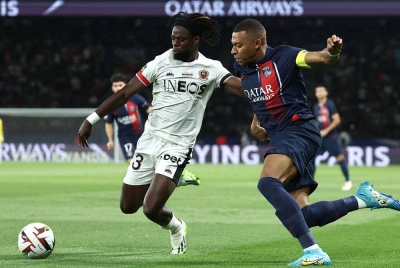 Pertahanan Nice, Jordan Lotomba (kiri) cuba mengawal bola daripada dirampas Mbappe dalam aksi Ligue 1 pada Sabtu. - Foto AFP
