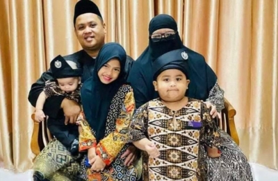 Gambar kenangan Ammir Hussein Mohamad bersama ahli keluarganya.