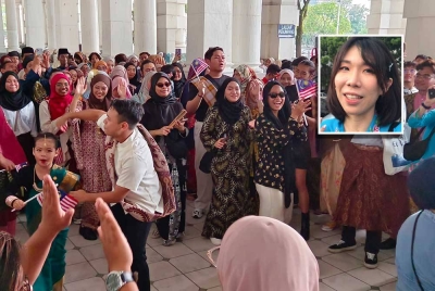 Joget lambak merupakan sebahagian acara yang diadakan pada program Keretapi Sarong 23 di Ipoh. Gambar kecil: Amanda