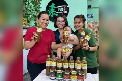 Kak B (kiri) dibantu oleh anaknya, Saffron dan Evonne (kanan) untuk memenuhi permintaan tinggi terhadap budu vegetarian hasil air tangannya itu.