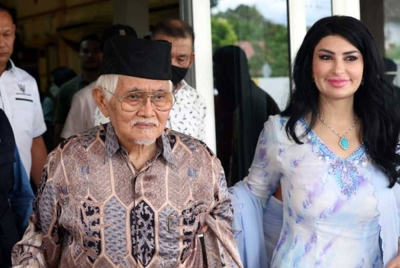 Tun Abdul Taib bersama isteri, Toh Puan Ragad Taib Kurdi berlepas dari Istanbul awal pagi tadi dengan menaiki jet rasmi.- Foto fail Bernamal