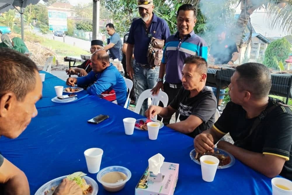 Zulkifli bersama sebahagian tetamu yang hadir pada Majlis Jamuan Meraikan Petugas dan Jentera PRK Pulai P161 di kediamannya pada Sabtu.