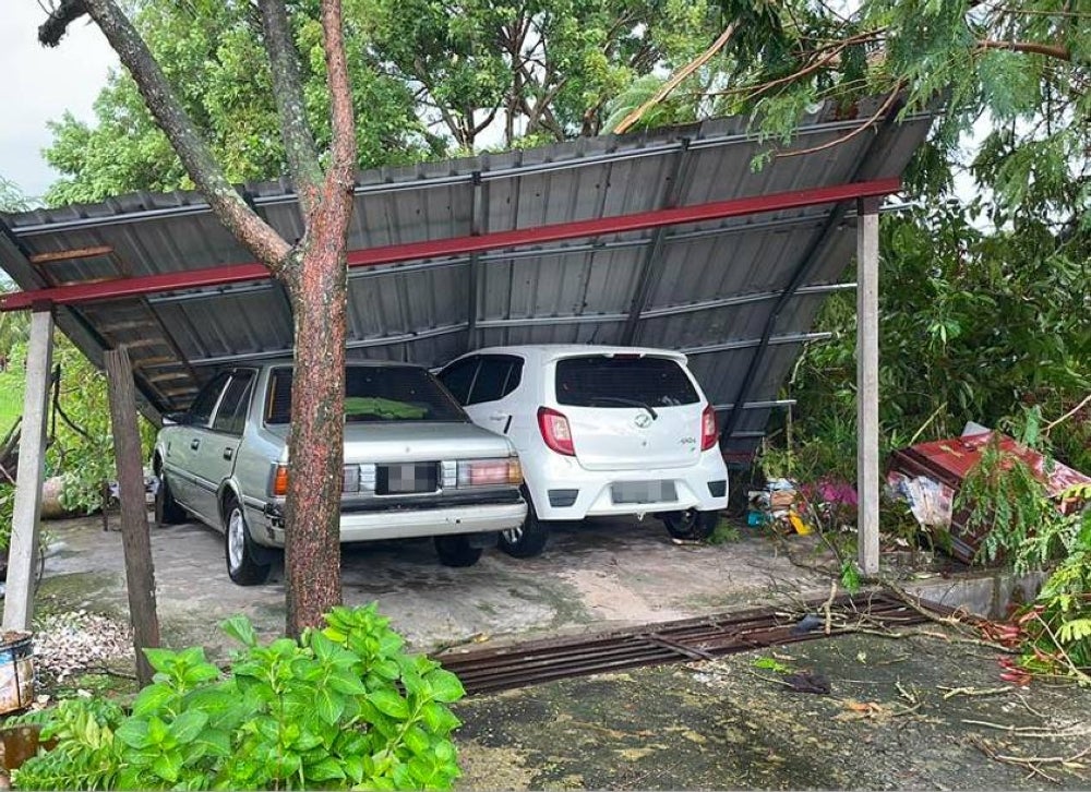 Keadaan bumbung parkir kereta yang rosak akibat dipukul ribut susulan hujan lebat berterusan sejak petang Sabtu di tiga lokasi di daerah Kinta, Tambun, Perak. - Foto APM Perak