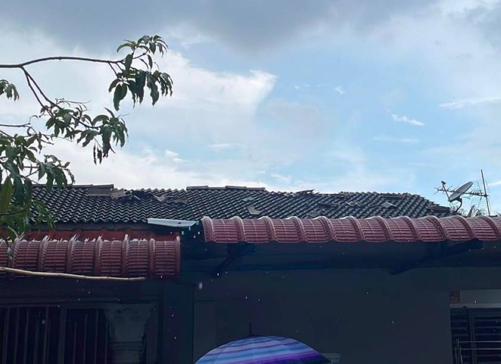Keadaan bumbung rumah yang rosak akibat dipukul ribut dalam kejadian di tiga lokasi di daerah Kinta, Tambun, Perak pada Sabtu. - Foto APM Perak