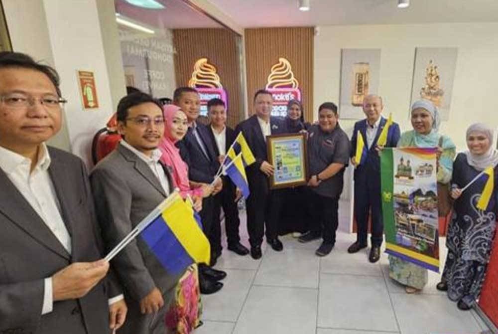 Tuanku Syed Faizuddin (tengah) berkenan melancarkan 'Perlis Ice Cream" di Mokti’s Turkiye, Istanbul. - Foto Bernama