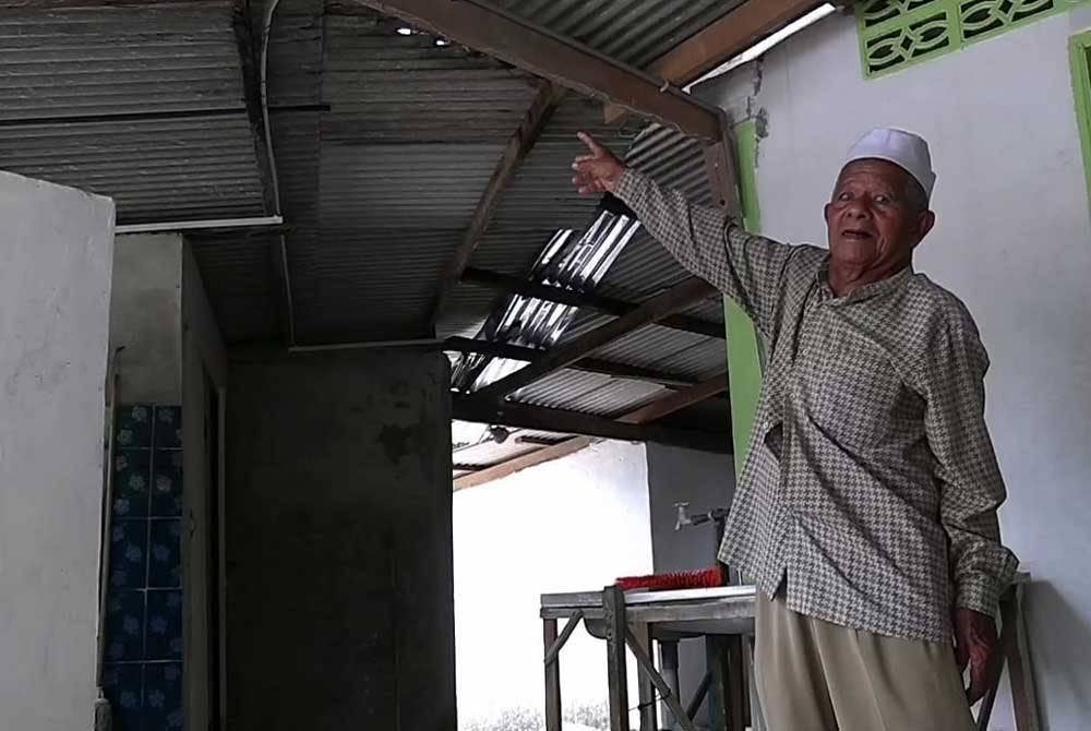 Mohamed menunjukkan keadaan bumbung surau yang bocor sejak beberapa tahun lalu.