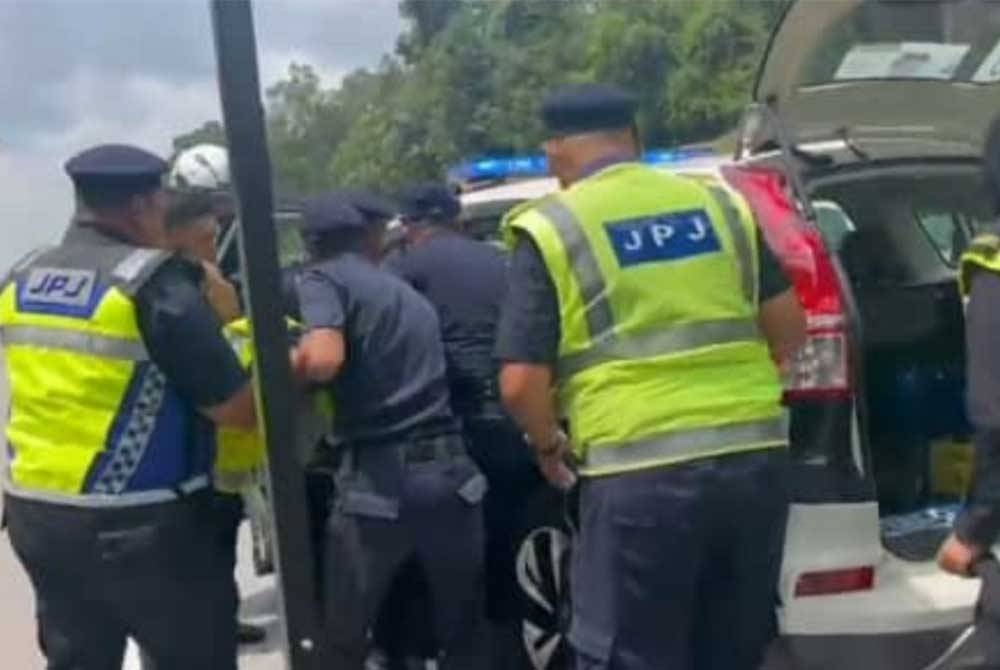 Anggota penguat kuasa JPJ yang cedera dihantar ke hospital untuk rawatan lanjut.