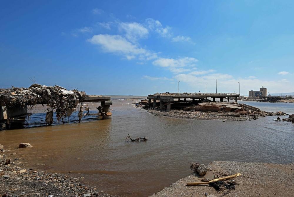 Kesan banjir kilat yang disebabkan oleh Taufan Daniel di bandar pelabuhan timur Libya, Derna. - Foto AFP