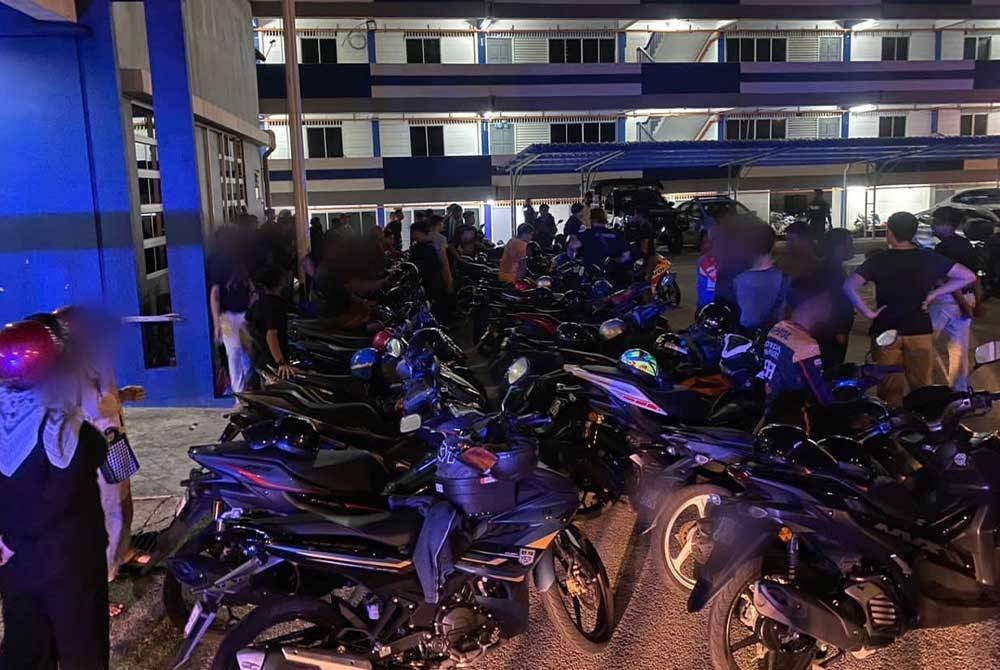 Sebanyak 34 motosikal disita kerana pelbagai kesalahan mengikut Seksyen 64(4) Akta Pengangkutan Jalan 1987. - Foto IPD Barat Daya