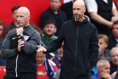 Ten Hag (kanan) kecewa dengan persembahan para pemainnya ketika menentang Brighton. - FOTO: EPA