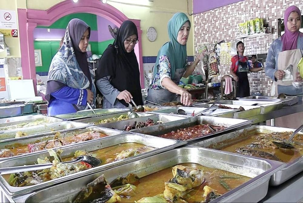 Peniaga akui tersepit untuk menaikkan harga makanan.