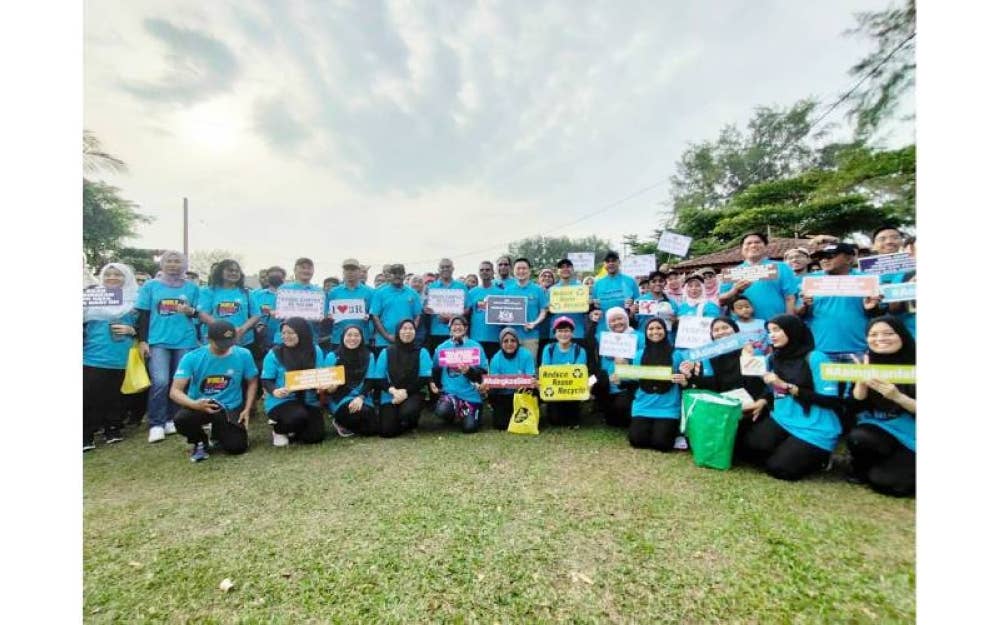 Peserta dan jemputan bergambar pada program World Cleanup Day' 2023 Peringkat Kebangsaan di Jalan Pantai Bagan Lalang, Sepang.