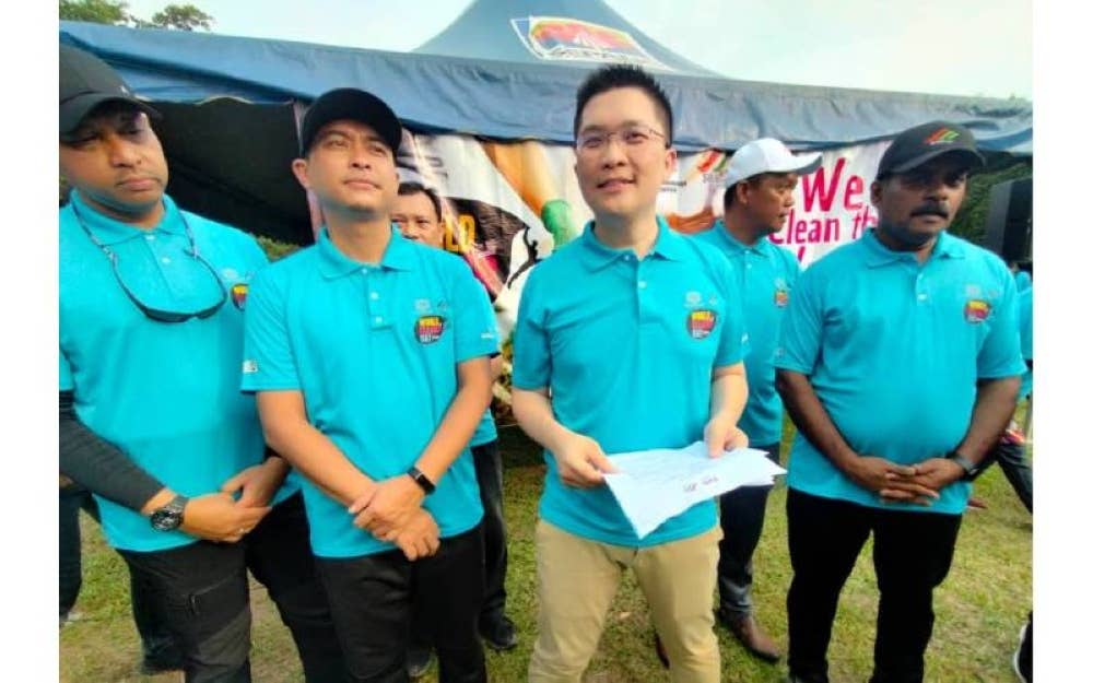 Kah Woh (tiga, kiri) berharap penganjuran Program World Cleanup Day 2023 dapat memberi kesedaran kepada masyarakat mengenai kepentingan penjagaan kebersihan dan membudayakan amalan kitar semula.