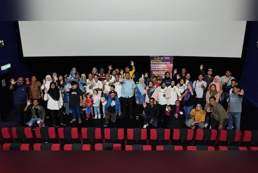 Sebahagian orang ramai termasuk veteran tentera dari PVATM Parlimen Tambun yang hadir menonton filem Malbatt: Misi Bakara anjuran Pusat Khidmat ADUN Hulu Kinta di sini pada Sabtu.