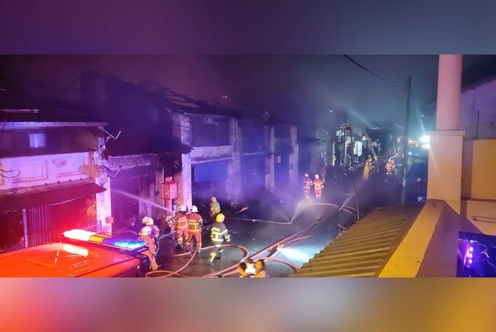 Kebakaran membabitkan sekurang-kurangnya lapan unit rumah kedai dua tingkat di pekan Kota Kuala Muda, Kedah pada Isnin. 
