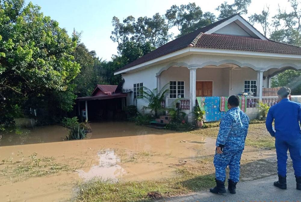 Hujan berterusan menyebabkan 35 rumah penduduk di Felda Trolak Selatan dinaiki air pada petang Ahad. - Foto ihsan APM