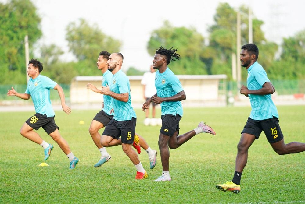 Pasukan KDA FC giat menjalani latihan di Stadium Sultan Abdul Halim, Alor Setar sebelum bertolak ke Kuching pada Isnin. - Foto: KDA FC
