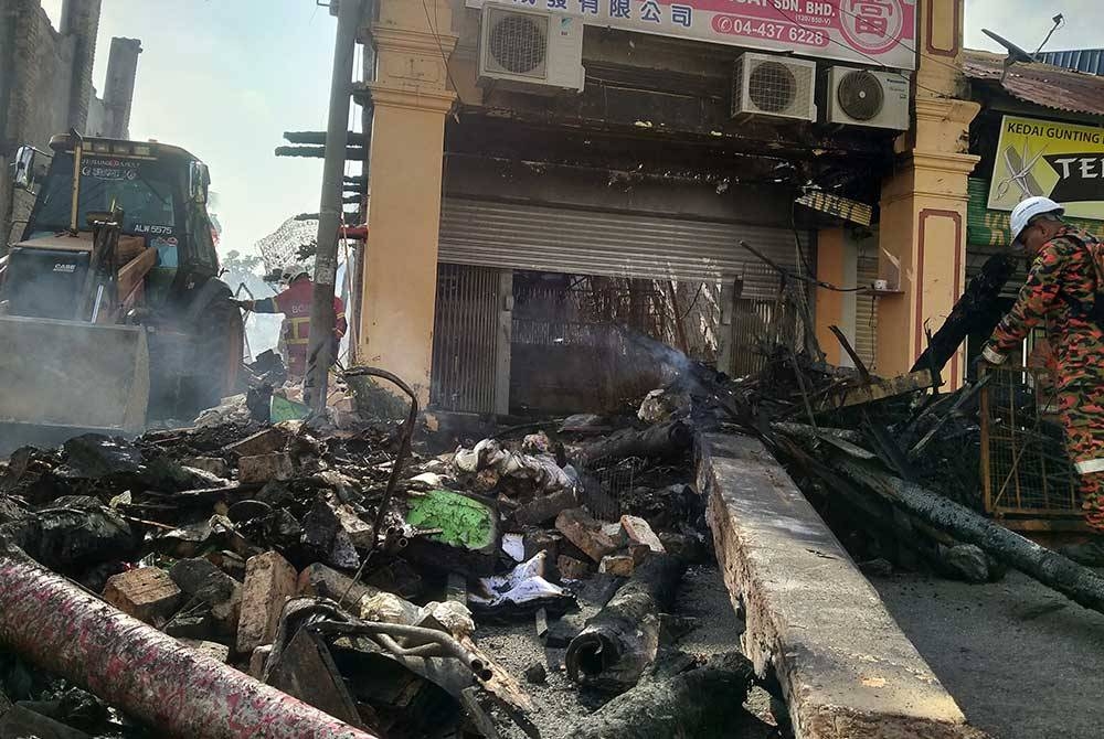 Kebakaran menyebabkan tiga beranak rentung dalam kejadian membabitkan lapan unit rumah kedai dua tingkat musnah dekat pekan Kota Kuala Muda, Kedah.