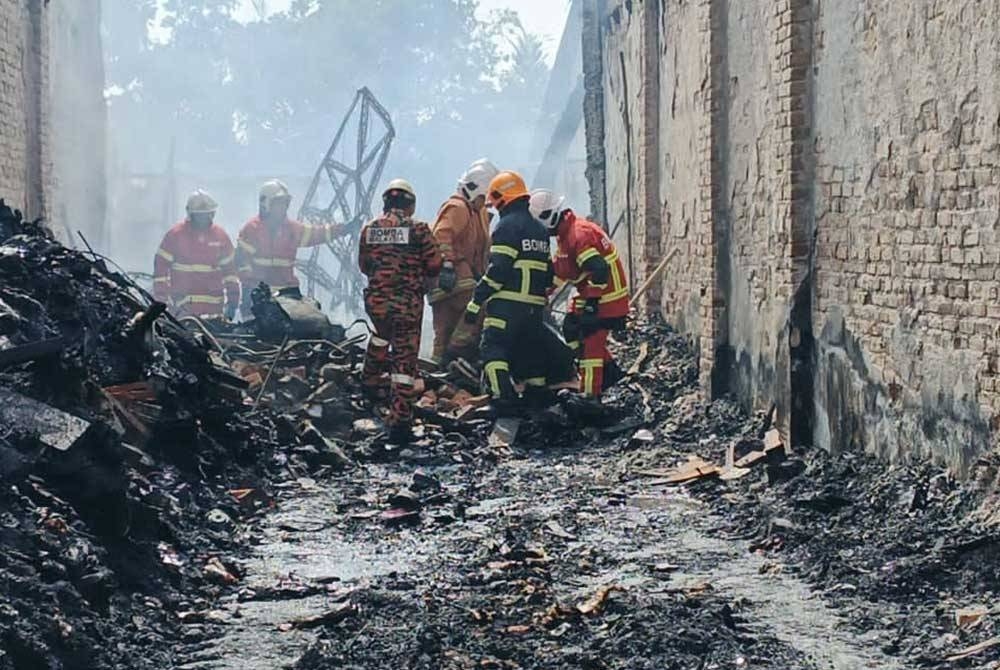 Lokasi mangsa ketiga yang rentung ditemukan di bawah timbunan sisa kebakaran berdekatan tangga.