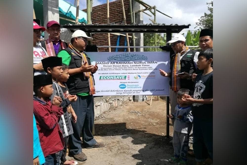 Aktivis MyCARE semasa majlis pecah tanah untuk pembinaan sebuah masjid di Dusun Dasan Baru, Lombok Timor, Lombok, Indonesia.