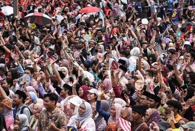 Orang ramai tidak melepaskan peluang menghadiri Program Keretapi Sarong sempena Hari Malaysia 2023 di Dataran Merdeka, pada Sabtu. - Foto Bernama
Program Keretapi Sarong kendalian pertubuhan bukan kerajaan (NGO) LOCCO dimulakan sekitar 2012 yang membabitkan ribuan peserta menaiki pengangkutan awam dengan memakai kain sarong sama ada batik atau pelikat yang menjadi simbol kebudayaan dan warisan masyarakat berbilang kaum di Malaysia.
--fotoBERNAMA (2023) HAK CIPTA TERPELIHARA