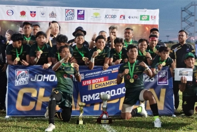 Mohd Noorazam (barisan belakang, bertopi), bersama pasukan juara,Karnival Ragbi Johor 2023 Maktab Sultan Abu Bakar (EC).