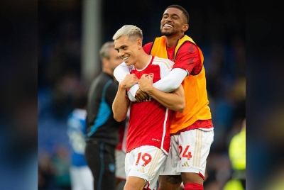 Trossard (kiri) menyumbat gol kemenangan ketika membantu Arsenal menewaskan Everton 1-0 di Goodison Park pada Ahad. - Foto EPA.
PETER POWELL EDITORIAL USE ONLY. No use with unauthorized audio, video, data, fixture lists, club/league logos or 'live' services. Online in-match use limited to 120 images, no video emulation. No use in betting, games or single club/league/player publications