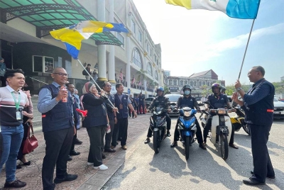 Norfaidah (dua dari kiri) melepaskan konvoi LKH 2.0 di Menara Hasil Lokaliti Bukit Mertajam pada Isnin.