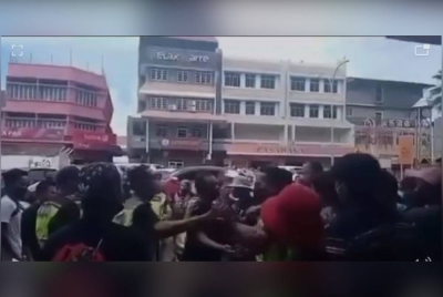 Tular satu video memaparkan pergelutan antara penguat kuasa MDS dengan penjaja di Pekan Semporna.