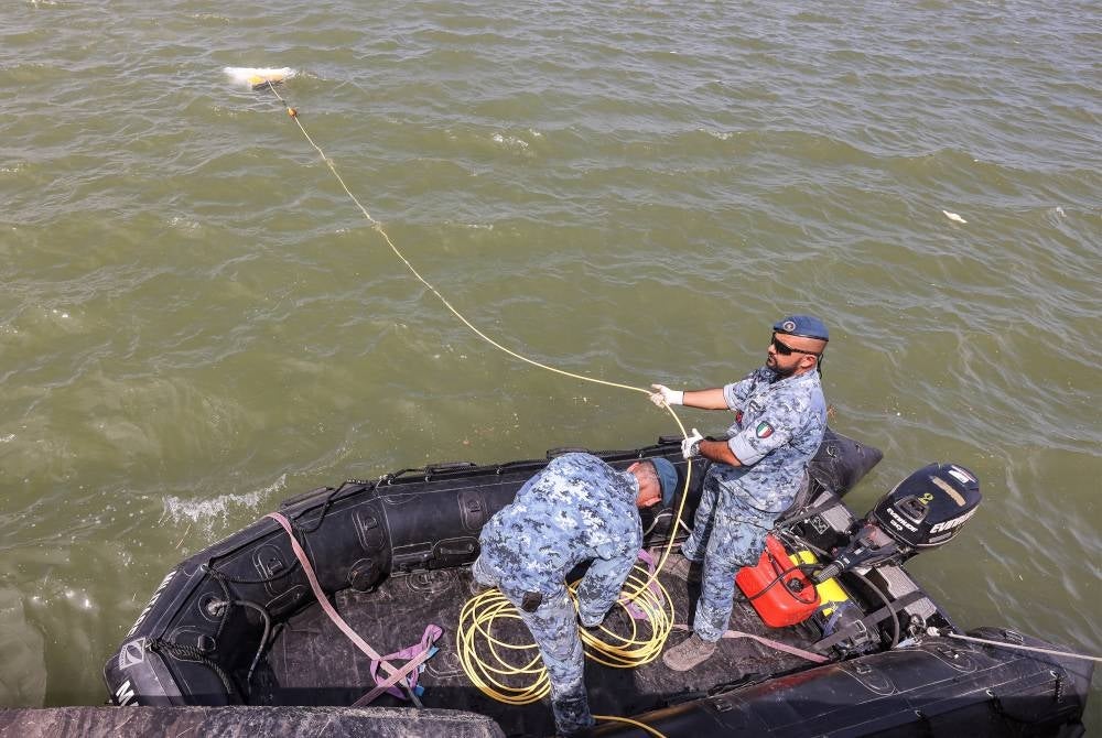 Anggota penyelamat Itali menebar jalan ke laut untuk mendapatkan mayat yang terapung di perairan bandar Derna.
