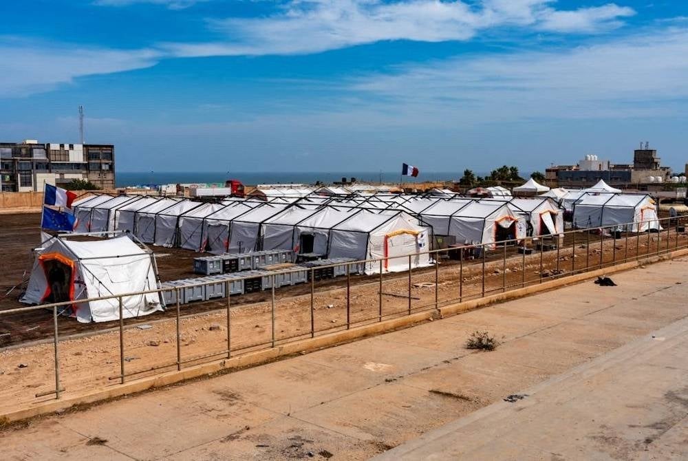 Agensi bantuan Perancis mendirikan hospital lapangan di sekitar lokasi kem sementara penduduk di Derna.