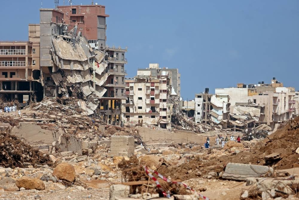 Banjir kilat yang digambarkan seperti gelombang tsunami itu menyebabkan kemusnahan dahsyat di timur Libya.