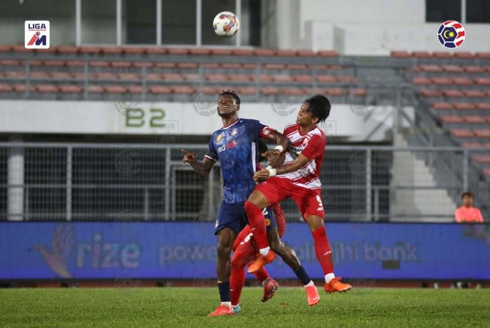 Antara aksi menarik perlawanan sku akhir pertama Piala Cabaran, Kuala Lumpur Rovers menentang PDRM di Cheras, pada Isnin. - Foto MFL