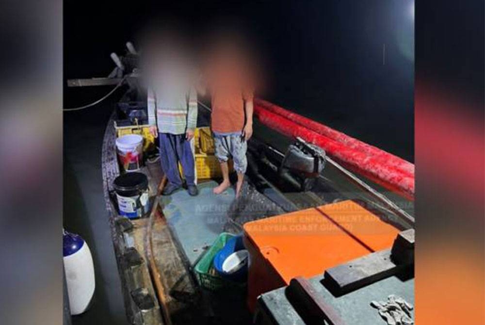 Dua nelayan tempatan termasuk tekong berumur 49 dan 55 tahun dibawa ke jeti Zon Maritim Kuala Kurau untuk tindakan lanjut. - Foto Maritim Malaysia