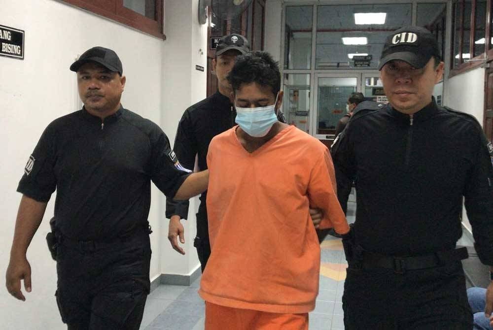 Mohammad Mokul (tengah) dibawa keluar dari Mahkamah Majistret Kuala Kangsar pada Selasa selepas didakwa membunuh rakan senegaranya pada 8 September lalu.