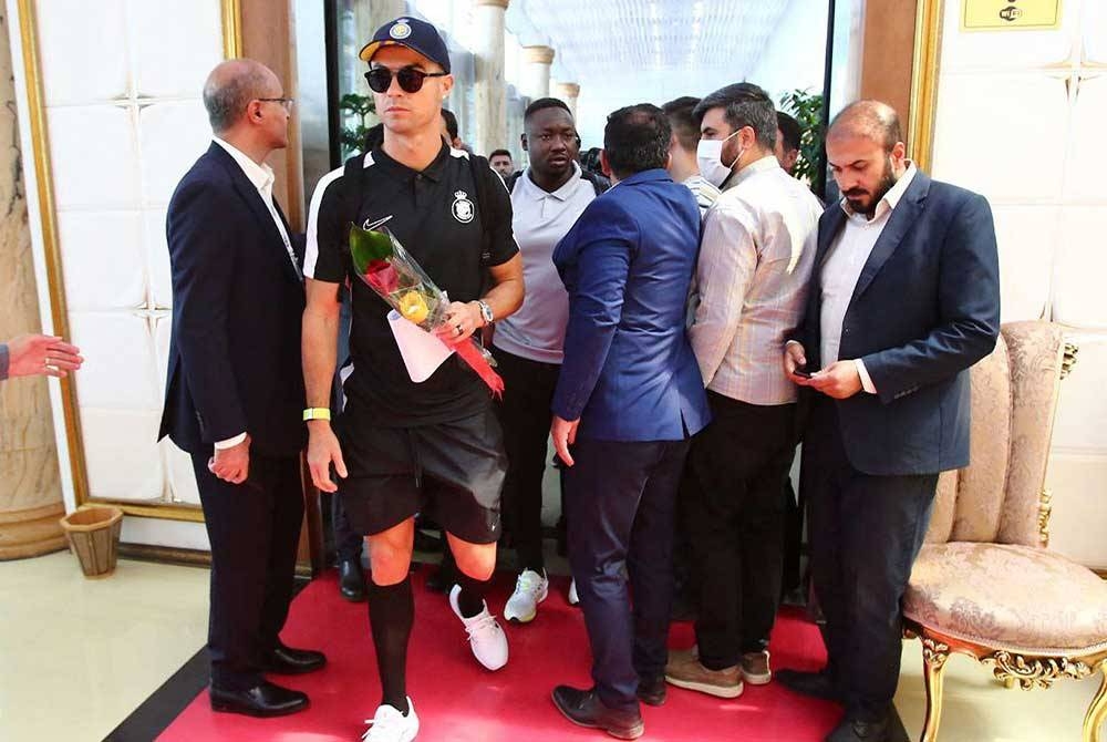 Ronaldo (dua, kiri) ketika tiba di Lapangan Terbang Antarabangsa Imam Khomeini di Tehran. - Foto AFP